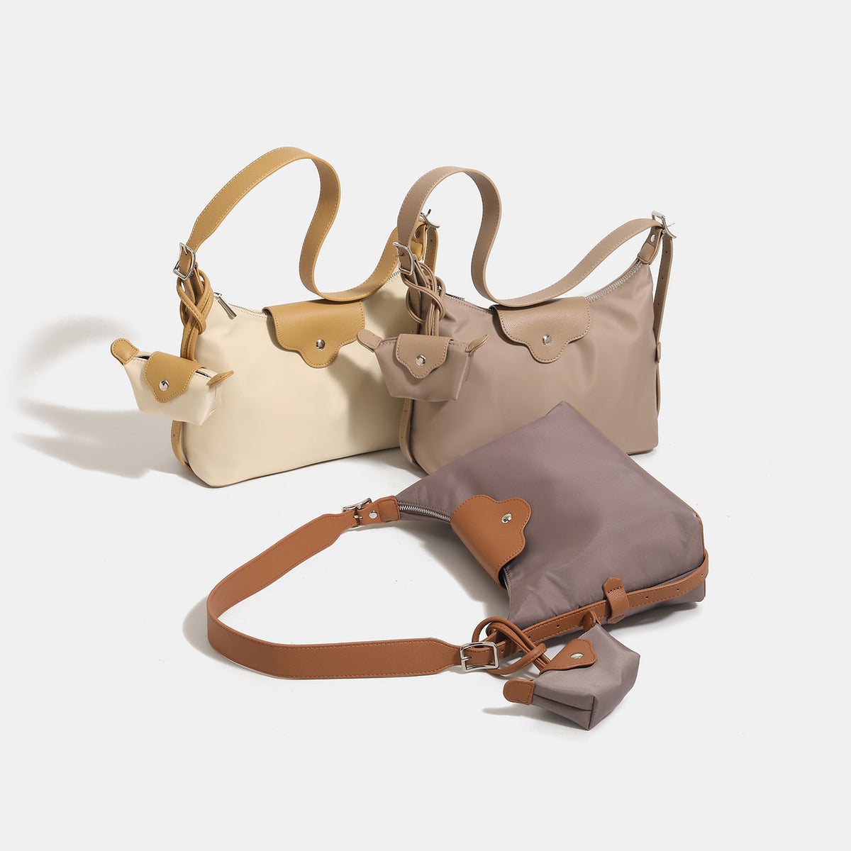 Slouchy-Hobo-Schultertasche aus glattem Material mit cognacfarbenem Besatz in Lederoptik, Reißverschluss oben, verstellbarem Trageriemen und abnehmbarem