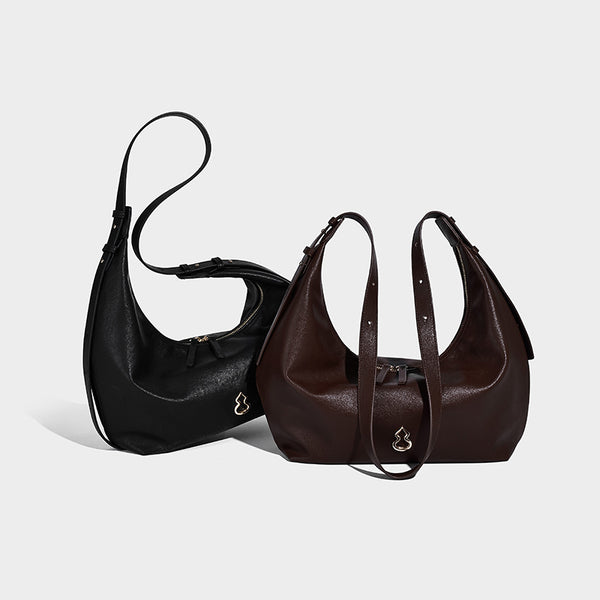 Weiche, sichelförmige Hobo-Schultertasche in dunkelbrauner glatter Lederoptik mit Logo-Anhänger in Goldoptik und verstellbarem Riemen