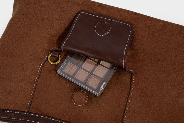 Matte Hobo-Schultertasche in warmem Braun mit dunklem Besatz in Lederoptik, Kontrastnähten, goldfarbenen Metallbeschlägen und