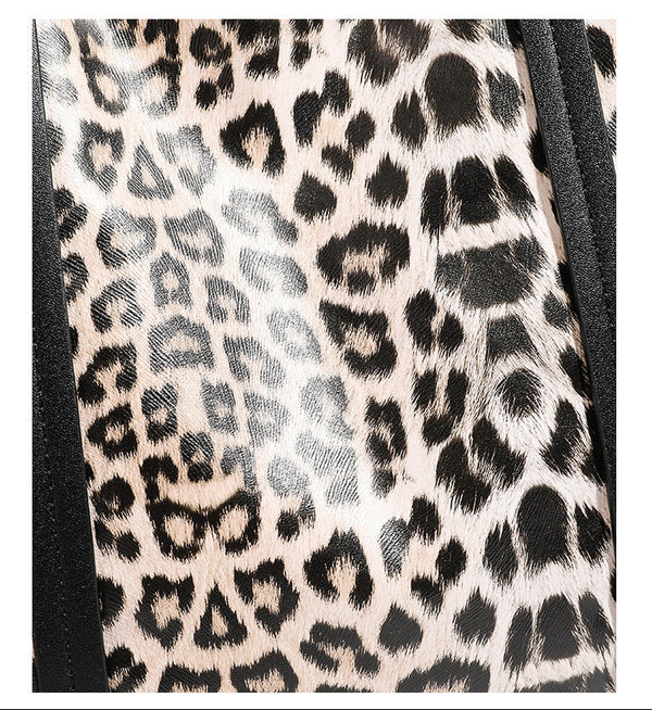 Tote-Bag in glänzender Lederoptik mit Leopardenmuster, schwarzen Besätzen, Reißverschluss oben und zwei Schultergriffen, Detailansicht 22