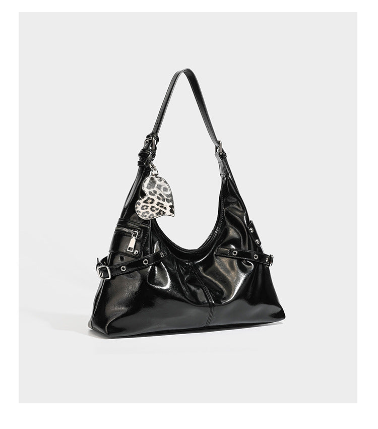 Glänzende, dunkelbraune Hobo-Schultertasche mit silberfarbenen Ösen am Riemen, vorderer Reißverschlusstasche und Herzmotiv im Leopardenprint