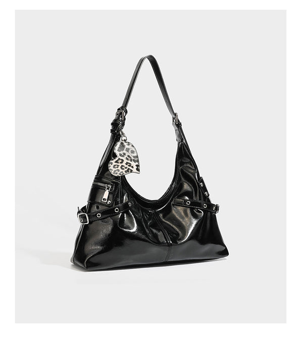 Glänzende, dunkelbraune Hobo-Schultertasche mit silberfarbenen Ösen am Riemen, vorderer Reißverschlusstasche und Herzmotiv im Leopardenprint