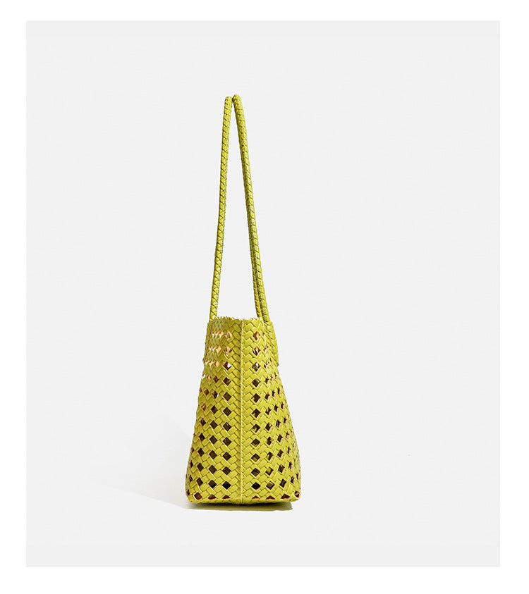 Chartreusefarbene Tote-Bag mit durchbrochenem Flechtmuster, langen geflochtenen Schulterriemen und gewelltem oberen Rand, Detailansicht 19