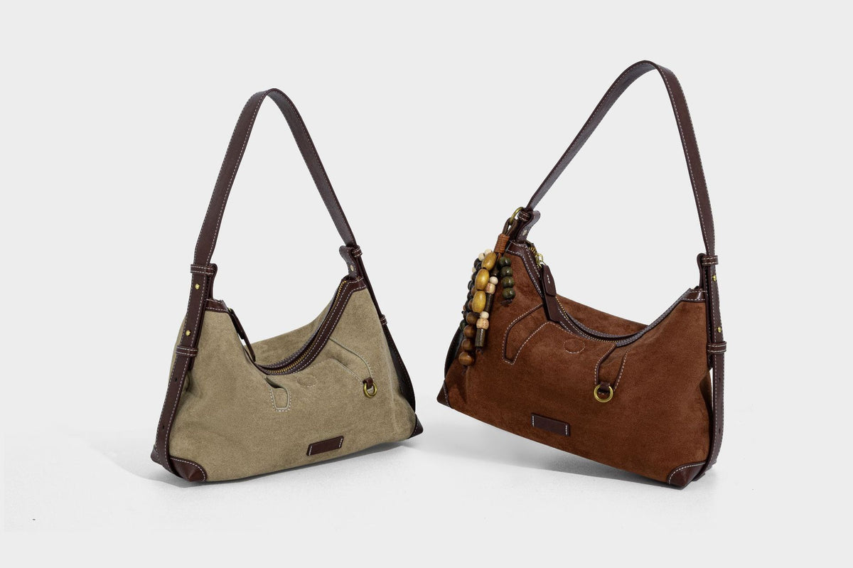Matte Hobo-Schultertasche in warmem Braun mit dunklem Besatz in Lederoptik, Kontrastnähten, goldfarbenen Metallbeschlägen und