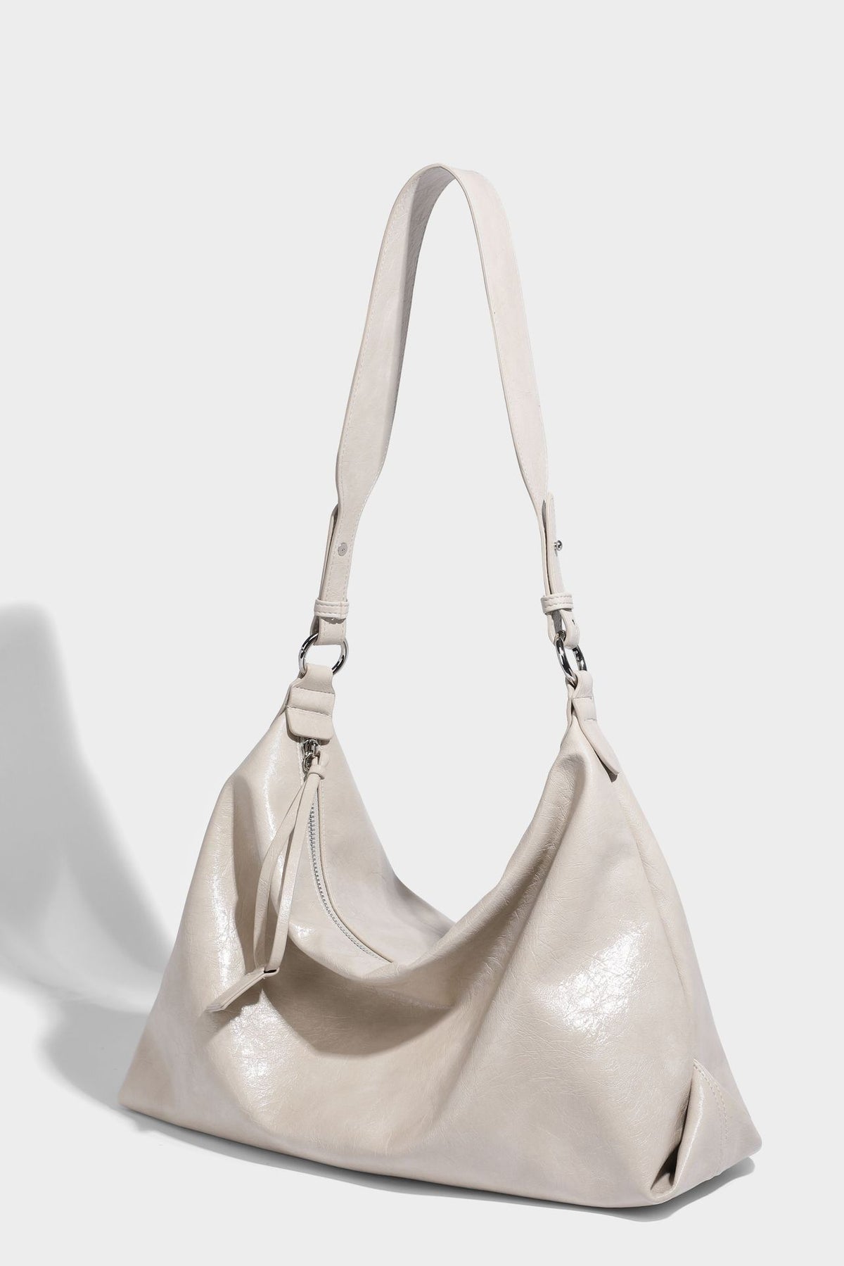 Weich fallende Hobo-Schultertasche mit glänzender Crinkle-Oberfläche, Reißverschluss oben und verstellbarem Riemen, Detailansicht 30