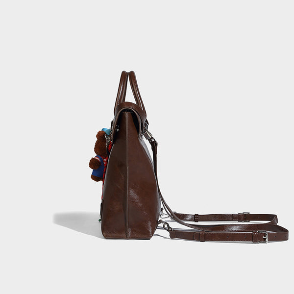 Große glänzende wandelbare Tote-Bag in Lederoptik mit Plüschbären-Anhänger und silberfarbenen Beschlägen, Detailansicht 17