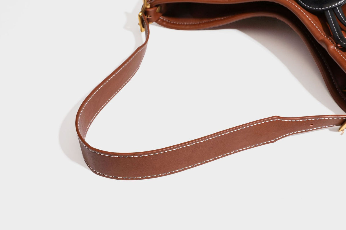 Lässige Hobo-Schultertasche mit glatter Oberfläche in Lederoptik, kontrastierenden Steppnähten, antikgoldfarbenen Metallelementen und, Detail