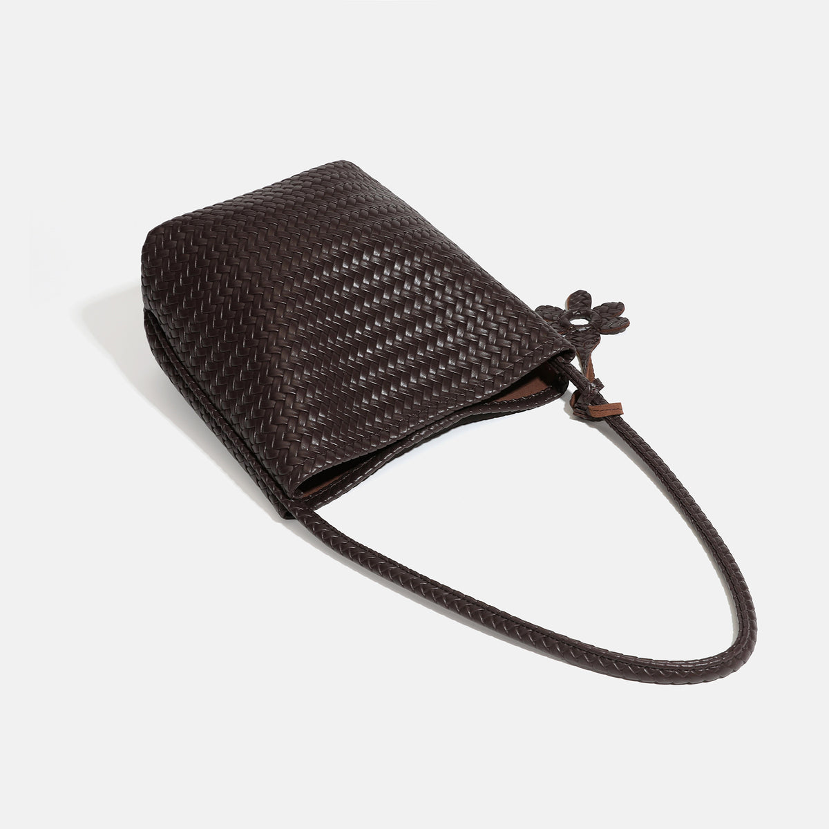 Dunkelbraune gewebte Beuteltasche in Lederoptik mit geflochtenem Riemen, Blumenanhänger und passender Reißverschlusstasche, Detailansicht 4