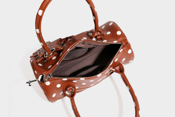 Glänzende gepunktete Barrel-Bag mit abgerundeten Henkeln, Sternanhänger und abnehmbarem Crossbody-Riemen, Detailansicht 45