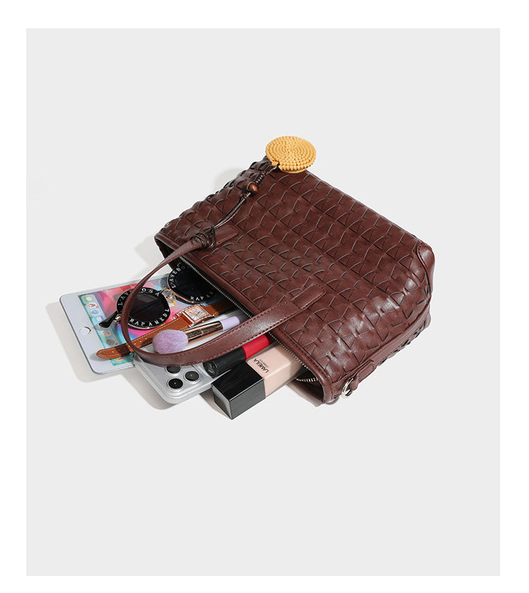 Strukturierte Tote-Bag in Dunkelbraun mit gewebter Reliefstruktur in Lederoptik, zwei Tragegriffen, abnehmbarem Crossbody-Riemen und rund
