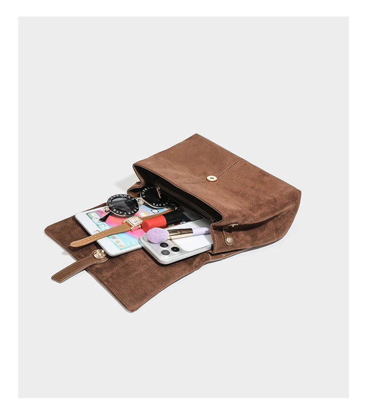 Formstabile Satchel-Tasche mit mattem Veloursleder-Finish, Überschlag, goldfarbenen Emblem-Beschlägen, kurzem Tragegriff und verstellbarem Crossbody-Riemen
