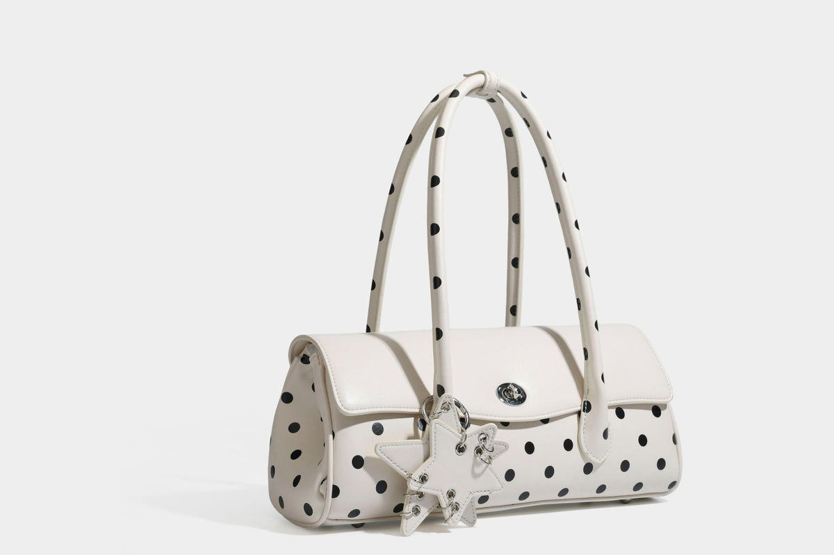 Strukturierte Baguette-Tasche mit Polka-Dot-Muster, glänzender Lederoptik, zwei Tragegriffen, silberfarbener Drehverschlussklappe und