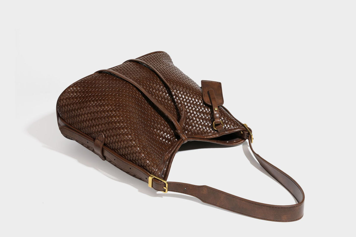 Lässig gewebte Schultertasche in Lederoptik mit Bindebandverschluss, goldfarbenen Metalldetails und einem Schulterriemen, Detailansicht 41