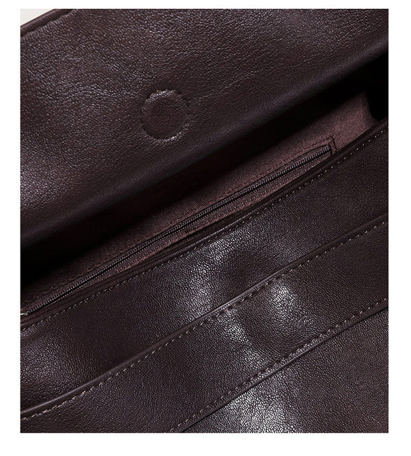 Strukturierte rechteckige dunkelbraune Schultertasche in Lederoptik mit Klappe, mehrlagigem Detail auf der Vorderseite und langem verstellbarem Riemen, Detailansicht