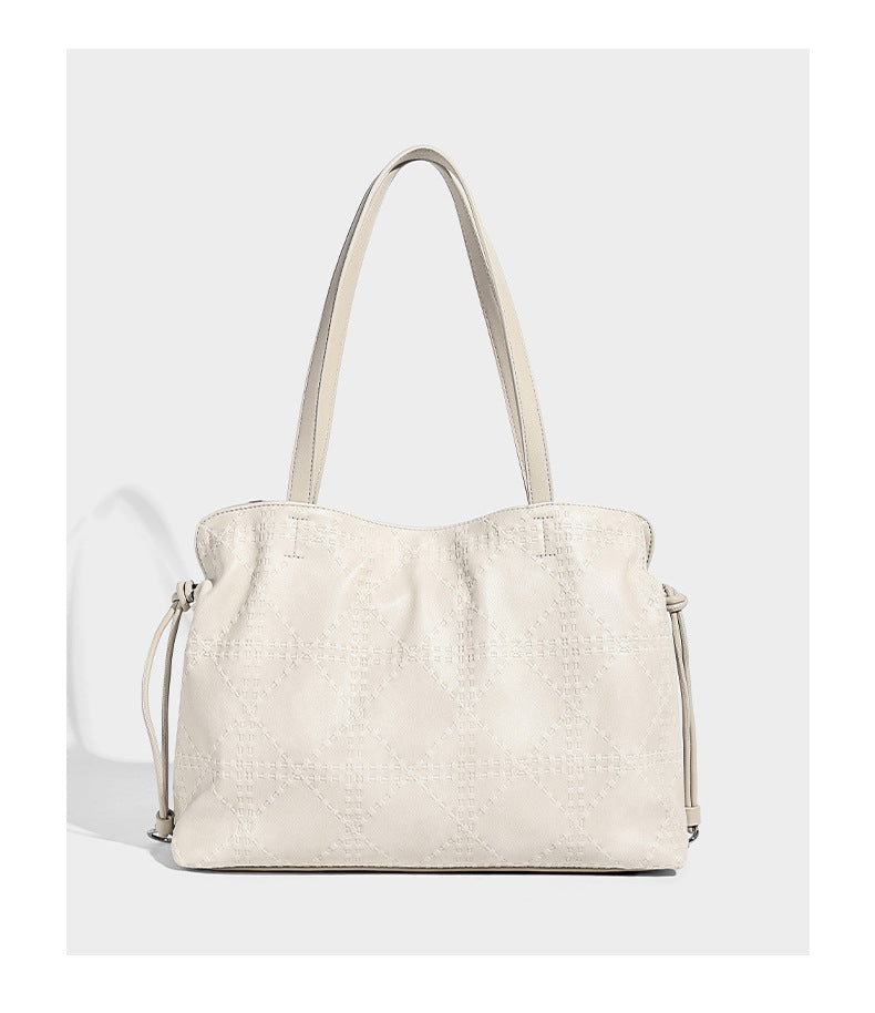Große Tote-Schultertasche aus geprägtem Lederimitat in Elfenbein-Creme mit zwei langen Riemen, seitlicher Kordelraffung und abnehmbarem