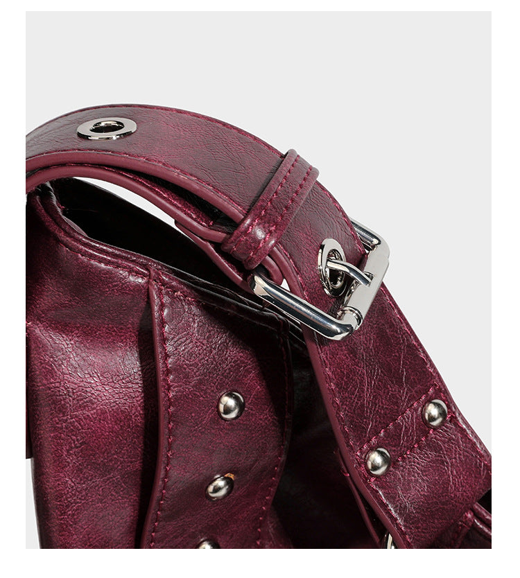 Lässig fallende Hobo-Schultertasche in glänzender Lederoptik mit Nieten in Silberoptik, Riemendetail mit Schnalle und Reißverschluss oben