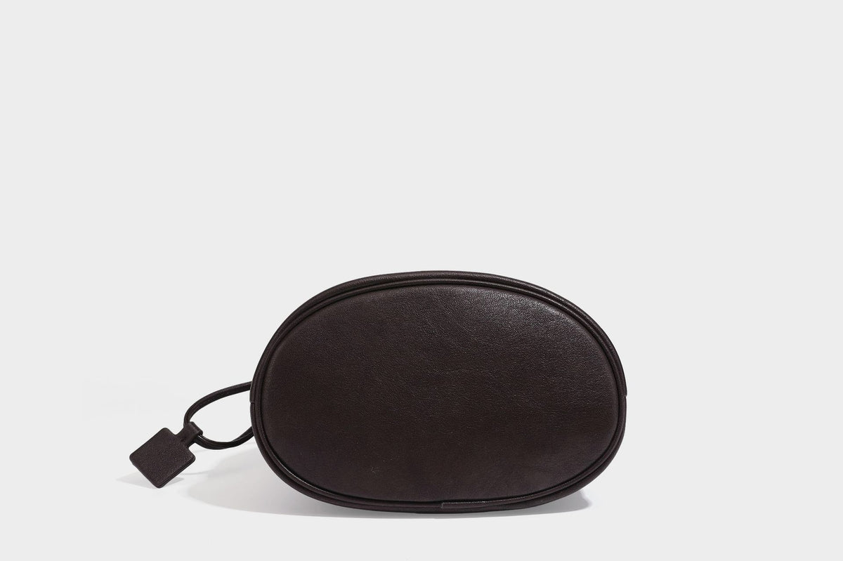 Kleine Beuteltasche in genarbter Lederoptik mit Kordelzug, verstellbarem Crossbody-Riemen und silberfarbenen Beschlägen, Detailansicht 31