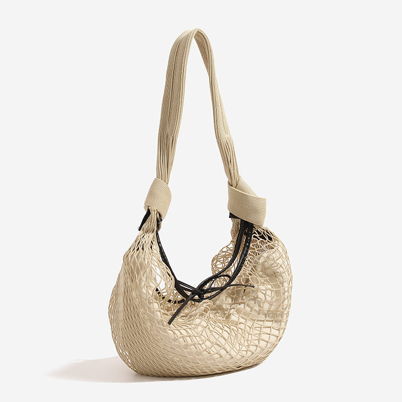 Abgerundete Hobo-Schultertasche aus Kordelnetz mit offenem Gittermuster, geflochtenem Textilriemen und schwarzem Kordelzug am Taschenverschluss, Detailansicht 4