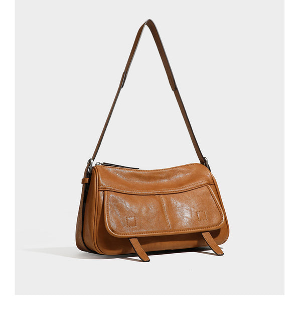 Strukturierte rechteckige Schultertasche mit Überschlag vorne in dunkler Espresso-Lederoptik, mit silberfarbenen Beschlägen und langem