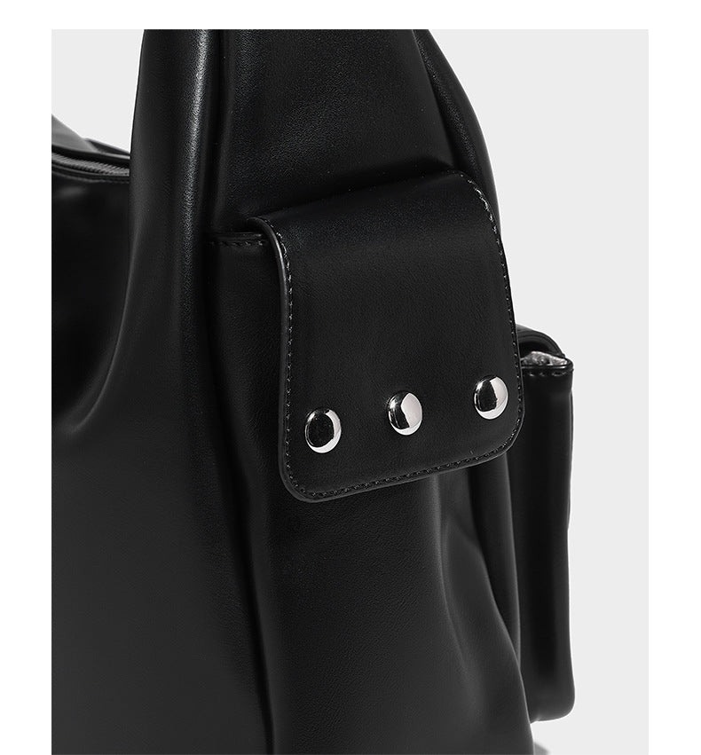 Lässig fallende Hobo-Schultertasche mit glänzender Lederoptik, vorderen Klappentaschen, Kettenapplikationen und silberfarbenen Nietbeschlägen