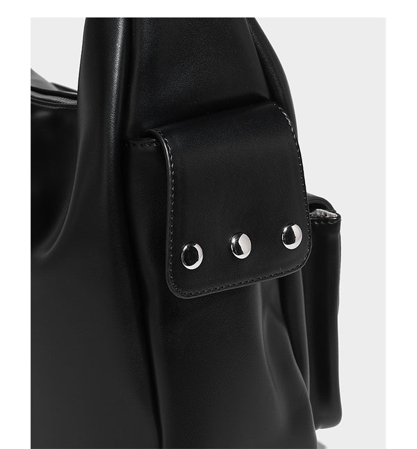 Lässig fallende Hobo-Schultertasche mit glänzender Lederoptik, vorderen Klappentaschen, Kettenapplikationen und silberfarbenen Nietbeschlägen