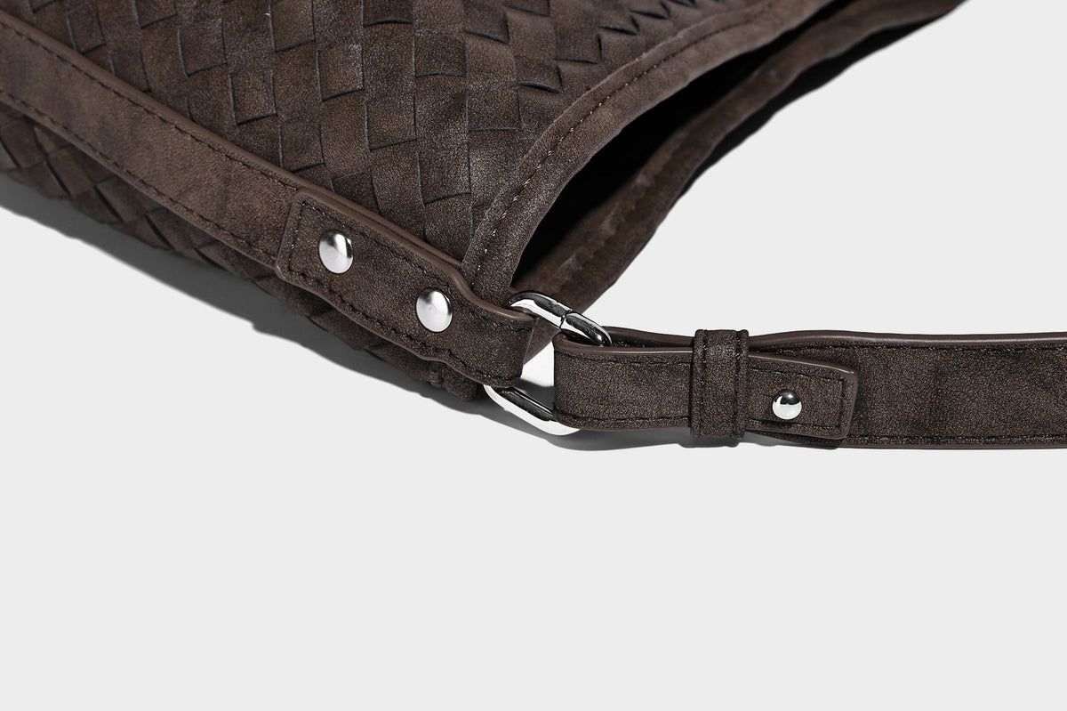 Lässig fallende Hobo-Schultertasche aus geflochtenem Material mit Korbgeflecht-Optik, angesetztem Mini-Täschchen vorne und verstellbarem Knotenträger, Detailansicht