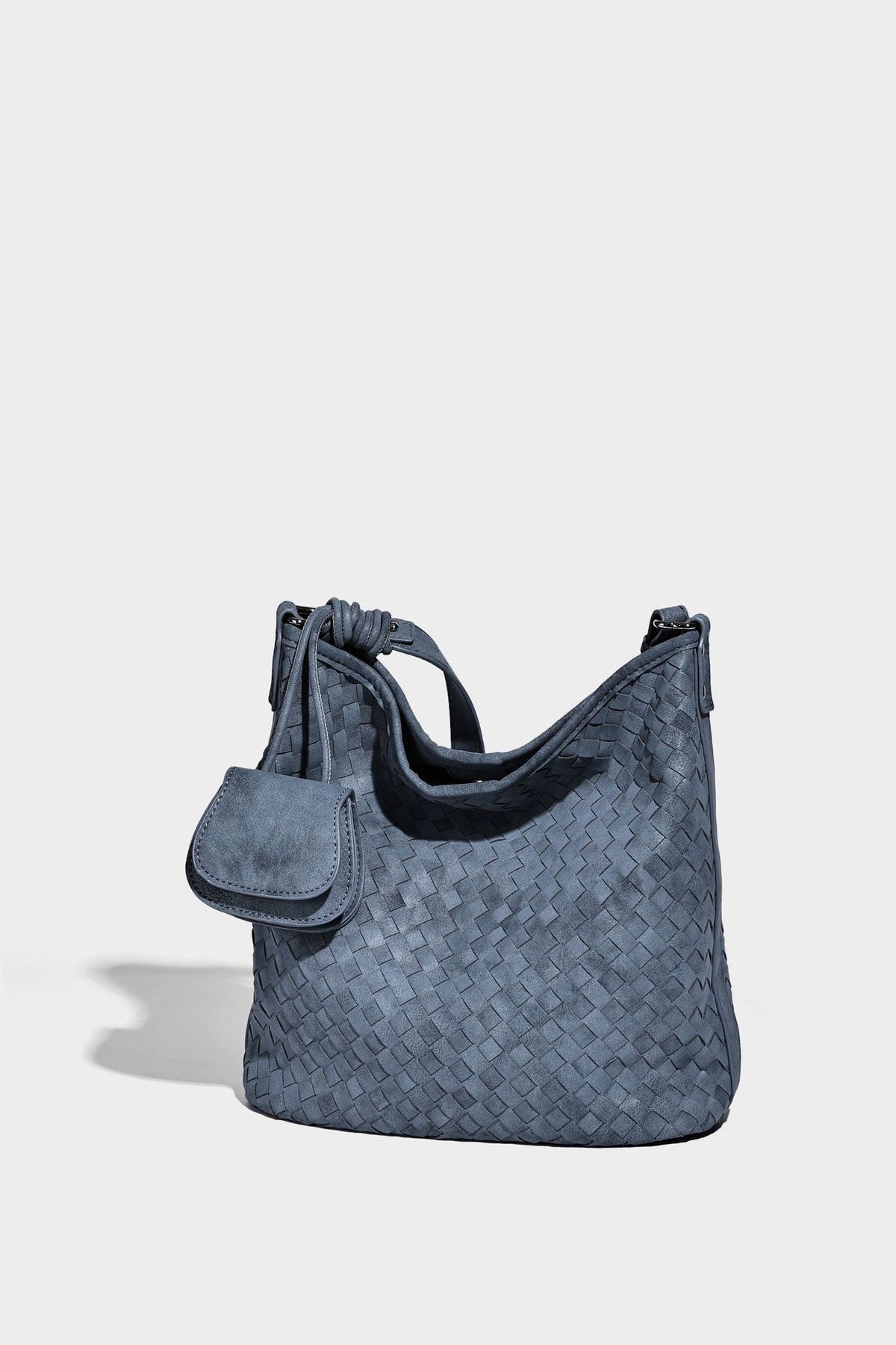 Lässig fallende Hobo-Schultertasche aus geflochtenem Material mit Korbgeflecht-Optik, angesetztem Mini-Täschchen vorne und verstellbarem Knotenträger, Detailansicht