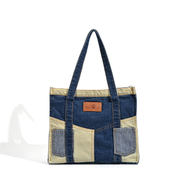Tote-Bag aus Indigo- und Khaki-Denim im Patchwork-Stil mit aufgesetzten Außentaschen und hellbraunem Logo-Badge, Detailansicht 5