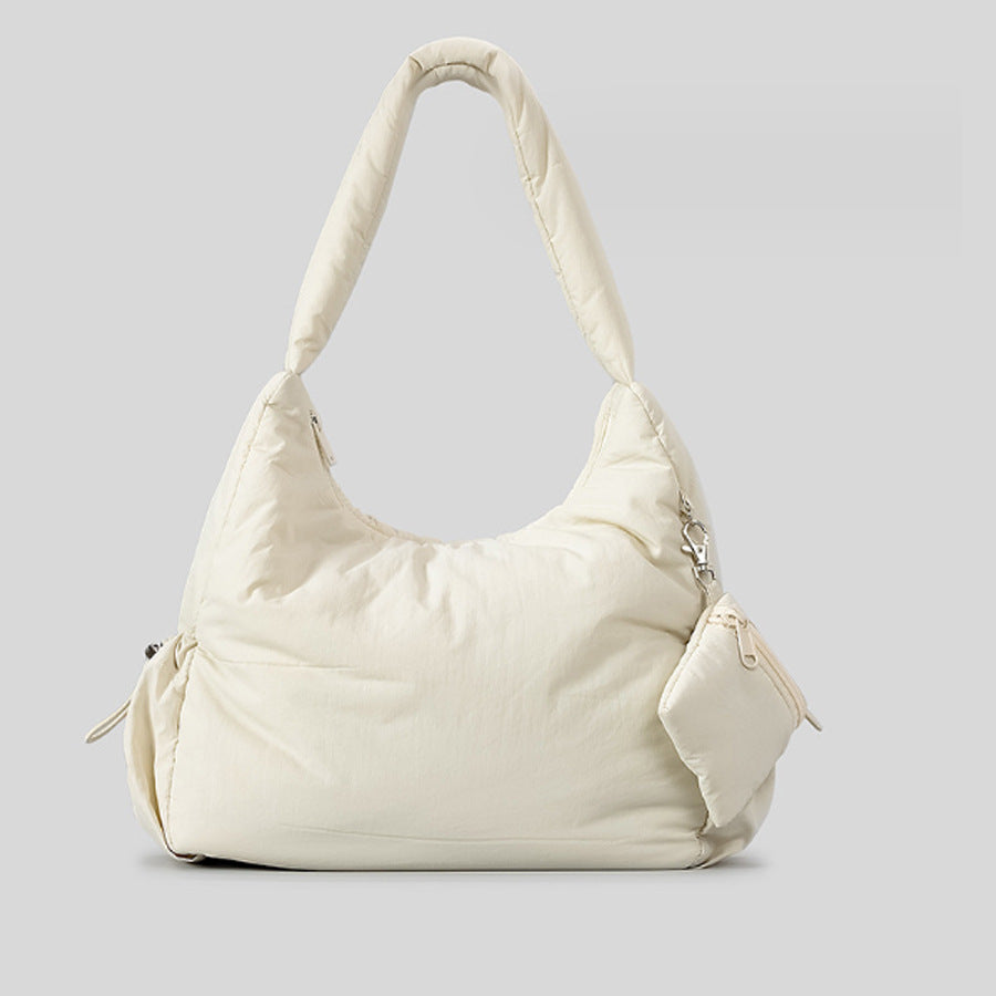 Olivgrüne, wattierte Nylon-Hobo-Schultertasche mit abnehmbarer Reißverschlusstasche und silberfarbenen Beschlägen, Detailansicht 7