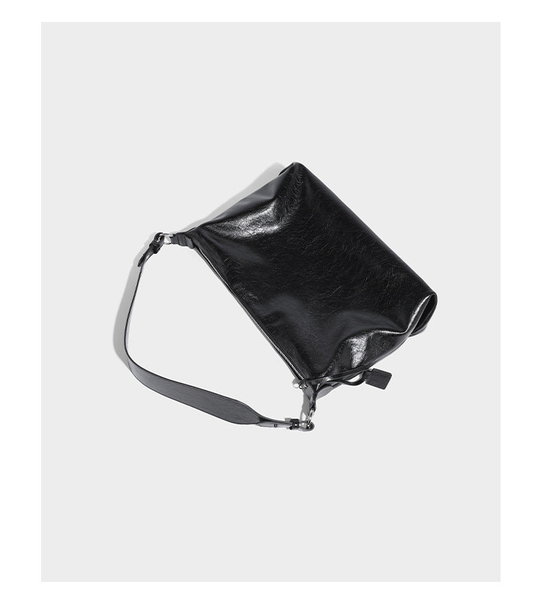 Weich fallende Hobo-Schultertasche mit glänzender Crinkle-Oberfläche, Reißverschluss oben und verstellbarem Riemen, Detailansicht 12