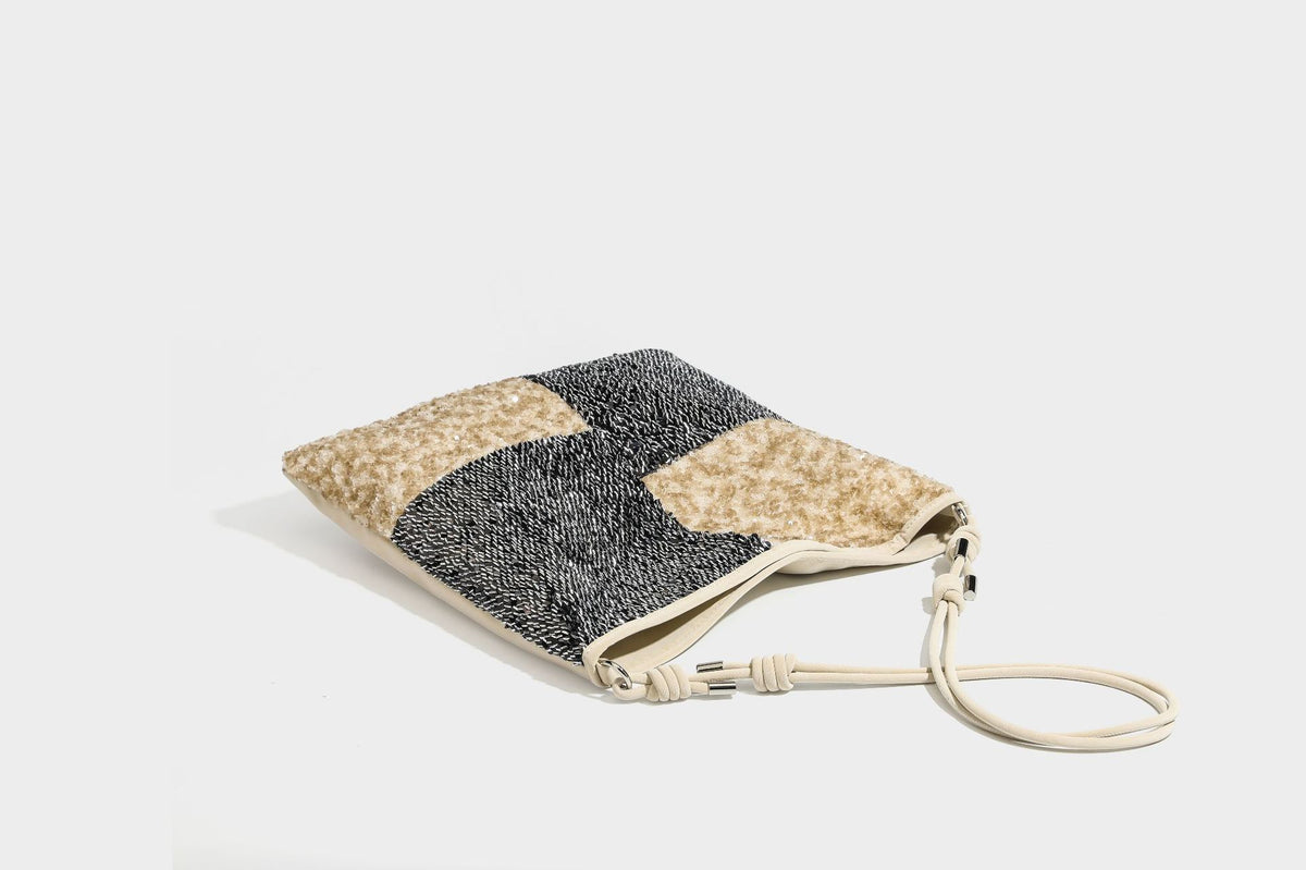 Lässig-weicher Patchwork-Schultershopper mit Pailletten, schwarz-goldenen oder creme-silbernen Colorblocking-Einsätzen und verstellbarem, schmalem Riemen