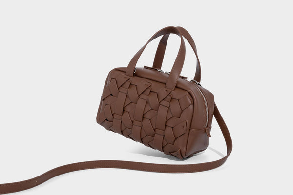 Kleine, strukturierte wandelbare Henkeltasche mit gewebten Einsätzen, kontrastierender Paspelierung, silberfarbenem Reißverschluss und abnehmbarem, Detail