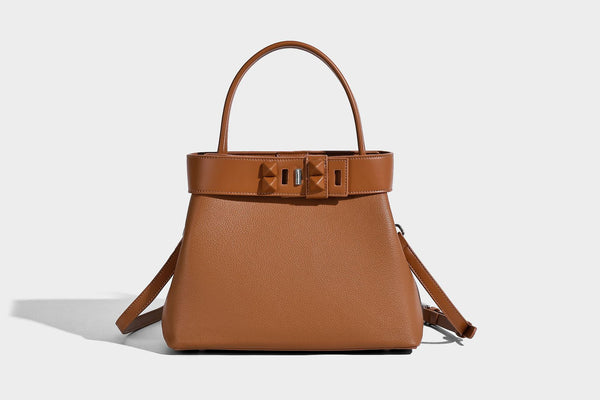 Strukturierte Trapez-Tote-Bag mit oberem Riemen mit Gürtelschnalle, genarbter Lederoptik und silberfarbenen Beschlägen, Detailansicht