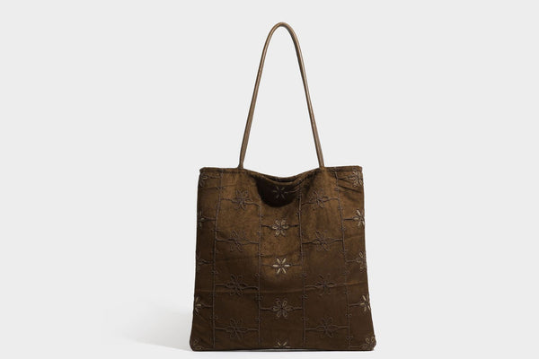 Große, weich fallende Tote-Bag in Dunkelbraun und Wildlederoptik mit Ton-in-Ton-Blumenstickerei im Gittermuster und schmalen Trägern in Lederoptik