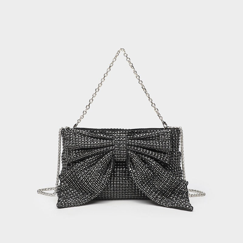 Kleine rechteckige Clutch zum Umhängen mit Schleife, vollständig mit Strasssteinen besetzt, silberfarbenem Kettenriemen, Detailansicht 3