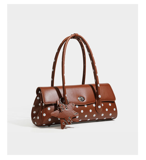 Strukturierte Baguette-Tasche mit Polka-Dot-Muster, glänzender Lederoptik, zwei Tragegriffen, silberfarbener Drehverschlussklappe und