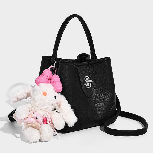 Kleine strukturierte Beuteltasche mit genarbter Oberfläche, Klappe mit Drehverschluss, kurzem Henkel und abnehmbarem Schulterriemen, Detailansicht