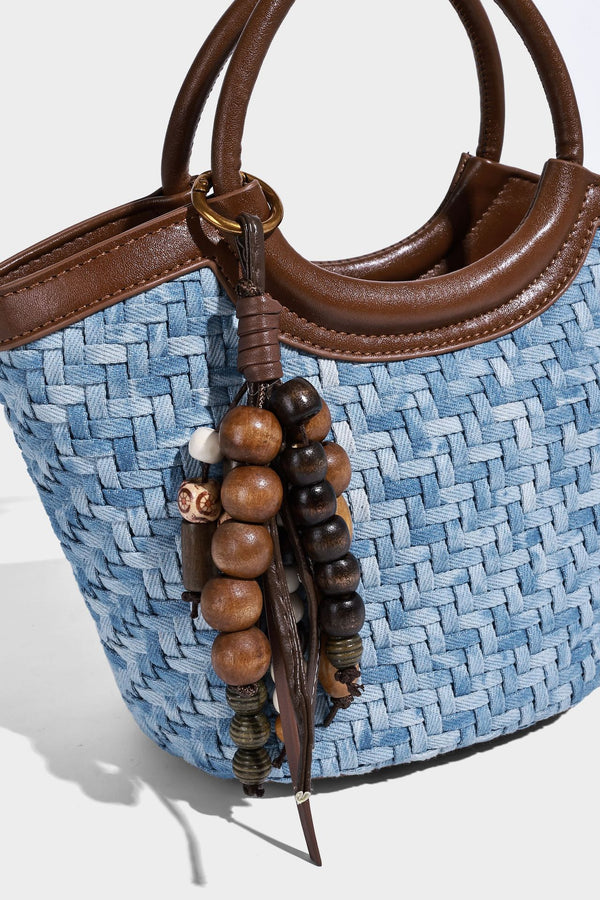 Blaue gewebte Bucket-Bag in Denim-Optik mit Besatz in brauner Lederoptik, rundem Henkel, Quastenanhänger mit Holzperlen und verstellbarem