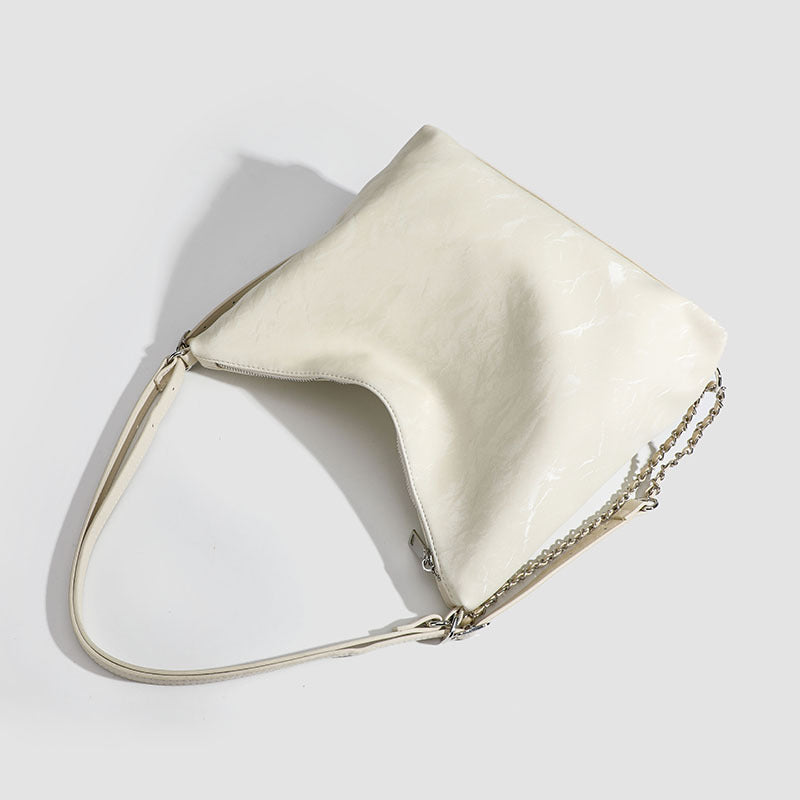 Lässige Hobo-Schultertasche mit glänzender, geknitterter Oberfläche, silberfarbenen Kettenriemen und Reißverschluss, Detailansicht 4