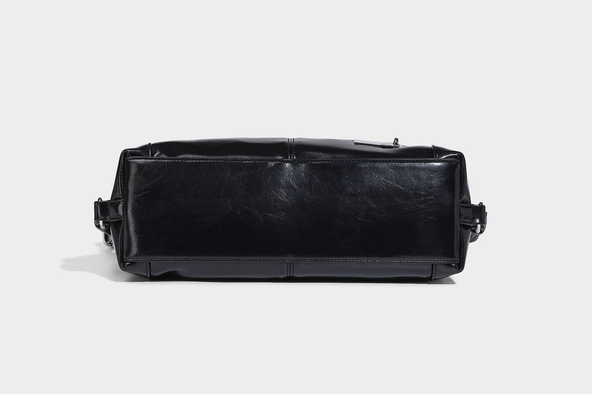 Glänzend schwarze Hobo-Shopper-Tasche mit silberfarbenem Kettenakzent, Reißverschluss oben und langen Schulterriemen, Detailansicht 23