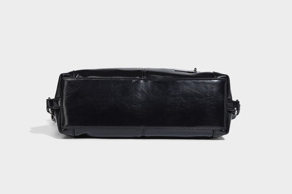 Glänzend schwarze Hobo-Shopper-Tasche mit silberfarbenem Kettenakzent, Reißverschluss oben und langen Schulterriemen, Detailansicht 23