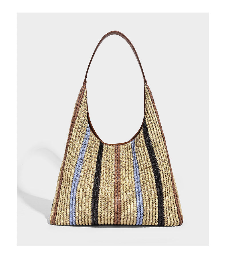 Weich fallender Hobo-Shopper aus gestreiftem Webmaterial in Camel mit mehrfarbigen Streifen und braunem Besatz in Lederoptik, mit abnehmbarem Reißverschluss abgebildet