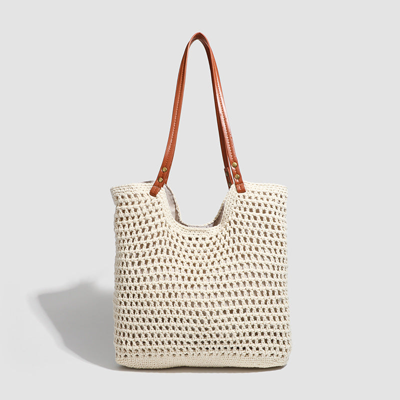 Tote Bag aus grobmaschigem Flechtmaterial mit Schulterriemen in Lederoptik und messingfarbenen Metalldetails in Offwhite, Vorderansicht