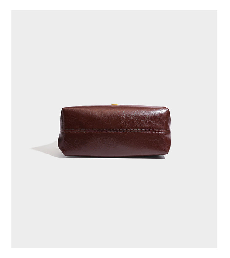 Lässige Hobo-Schultertasche mit offenem Oberteil in glänzender, geknautschter dunkelbrauner Lederoptik mit schmalem verstellbarem Riemen und goldfarbenem