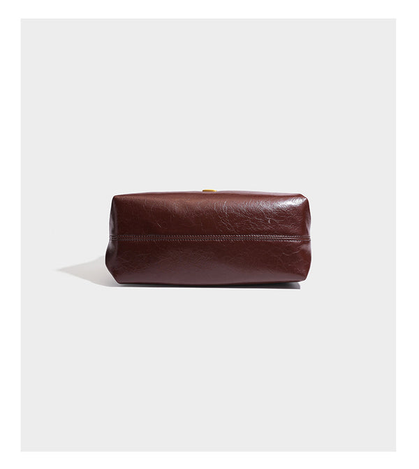 Lässige Hobo-Schultertasche mit offenem Oberteil in glänzender, geknautschter dunkelbrauner Lederoptik mit schmalem verstellbarem Riemen und goldfarbenem