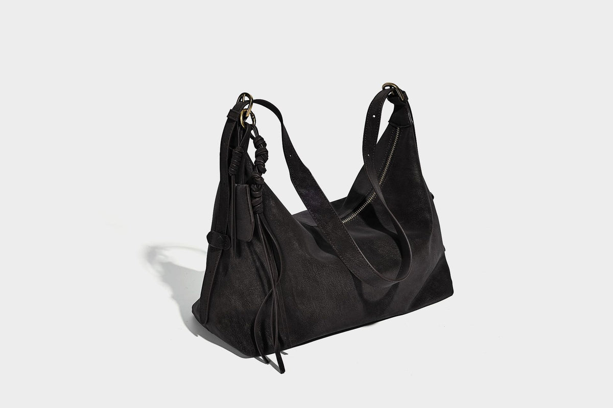 Lässige Hobo-Schultertasche mit matter Oberfläche, Quastenbesatz und goldfarbenen Metallelementen, Detailansicht 23