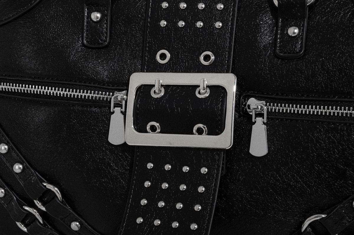 Schwarze, glänzende Henkeltasche mit genarbter Struktur, silberfarbenen Nieten, Riemendetail mit Schnalle, zwei Henkeln und breitem, mit Nieten besetztem Schulterriemen