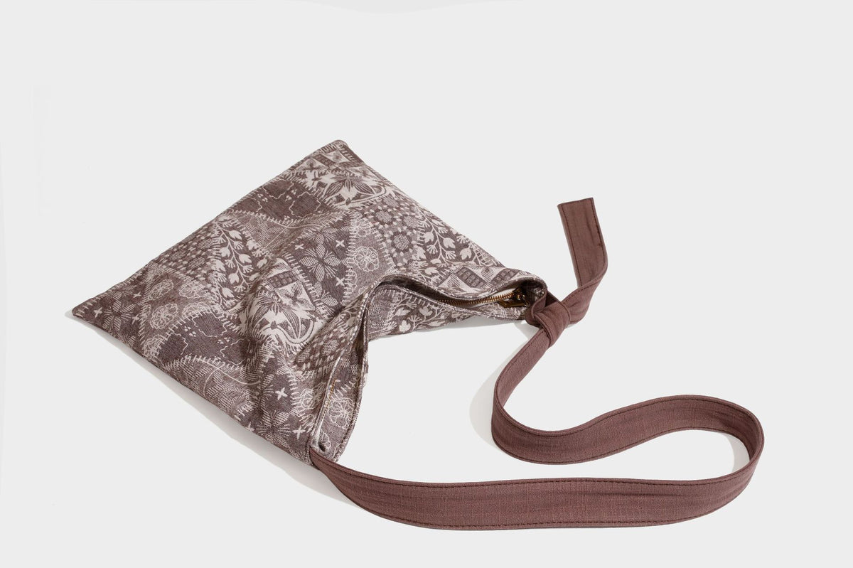 Lässige Hobo-Schultertasche aus Canvas mit botanischem Muster, langem Knotenträger und Reißverschluss oben, Detailansicht 42