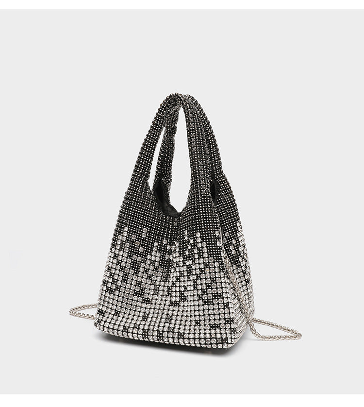 Ombré-Kristalltasche in Schwarz bis Silber mit Strasssteinen, Kettenriemen und Kristall-Tragegriffen, Detailansicht 12