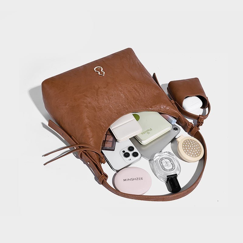 Glänzende Hobo-Schultertasche in Lederoptik mit abnehmbarem Mini-Beutel und goldfarbenen Logo-Details, Detailansicht 4